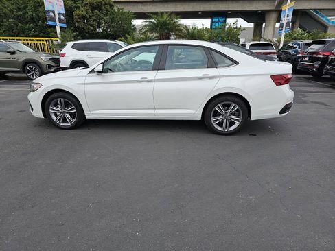 Certified 2024 Volkswagen Jetta SE w/ Panoramic Sunroof Package image 8