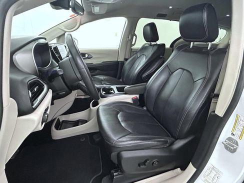 Certified 2022 Chrysler Pacifica Touring-L FWD image 10