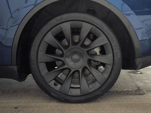 Used 2023 Tesla Model Y Long Range image 26