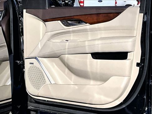 Used 2017 Cadillac Escalade Luxury image 22