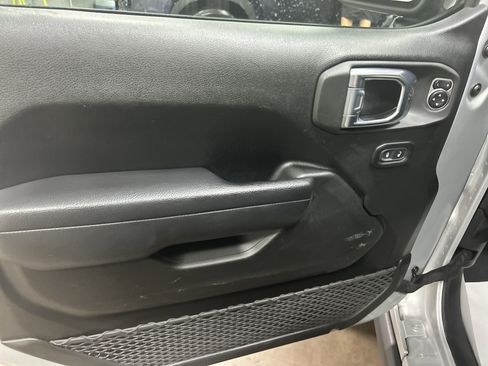 Used 2024 Jeep Wrangler Unlimited Rubicon 4xe image 11