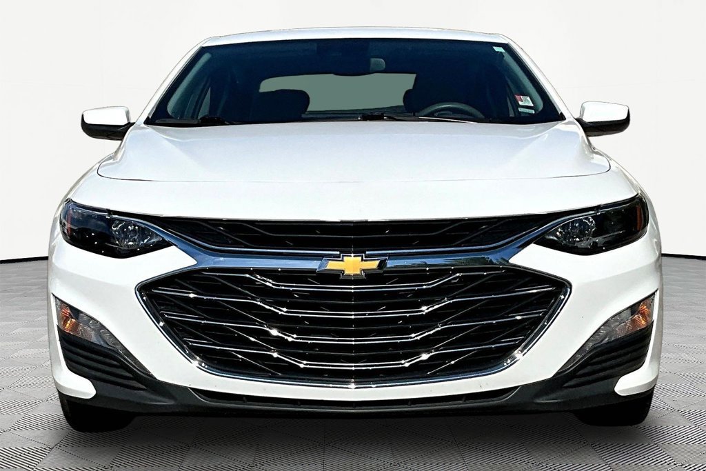 Used 2025 Chevrolet Malibu LT FWD image 2