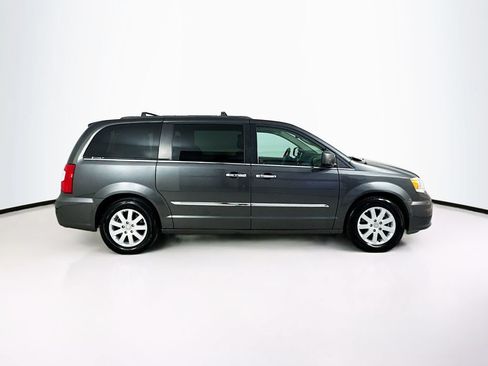 Used 2016 Chrysler Town & Country Touring w/ Driver Convenience Group FWD image 8