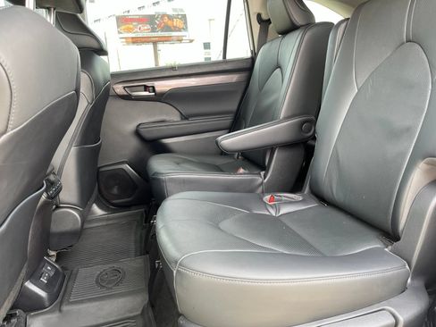 Used 2023 Toyota Highlander Limited AWD/4WD image 12