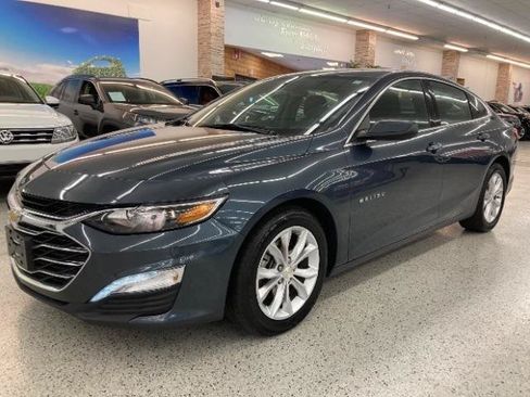Used 2019 Chevrolet Malibu LT FWD image 2