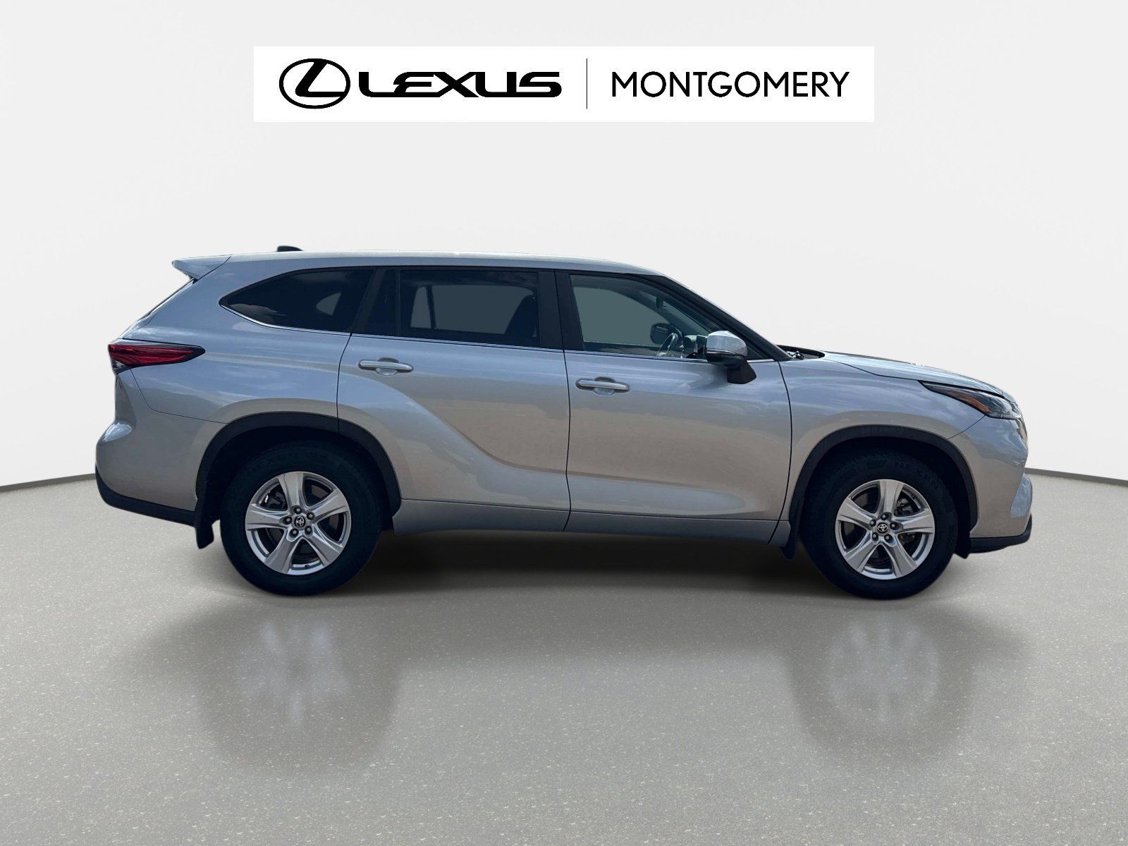 Used 2023 Toyota Highlander LE AWD/4WD image 2