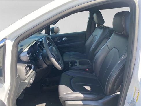 Used 2025 Chrysler Pacifica Select FWD image 21