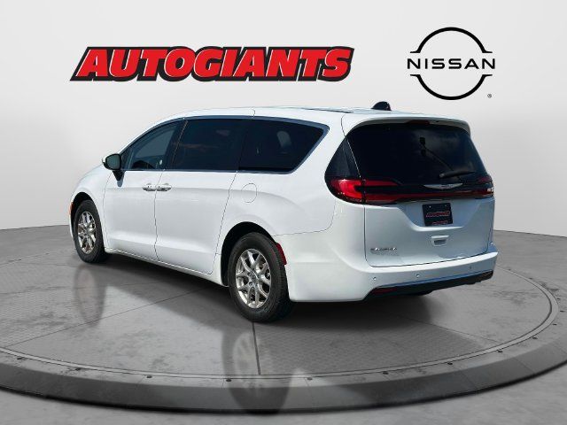 Used 2023 Chrysler Pacifica Touring-L FWD image 6