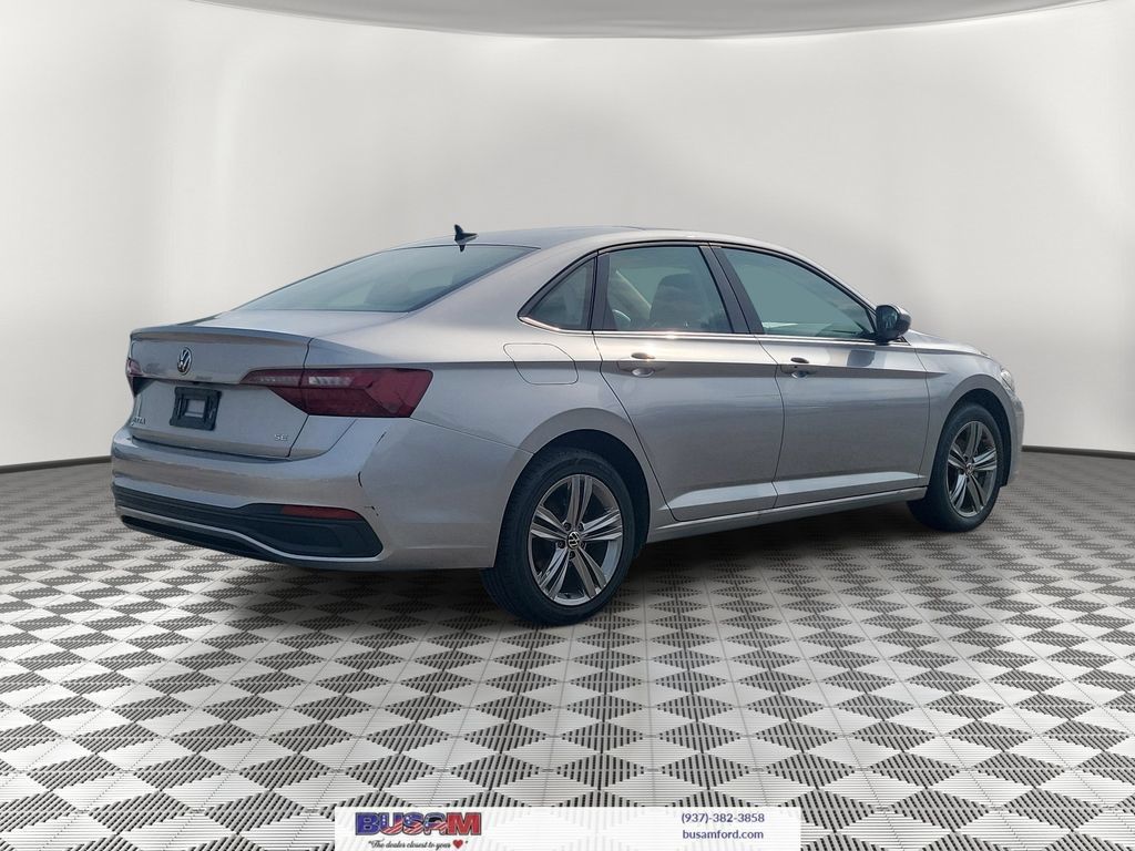 Used 2024 Volkswagen Jetta SE FWD image 4