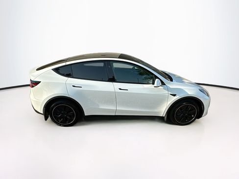 Used 2024 Tesla Model Y Long Range AWD/4WD image 4