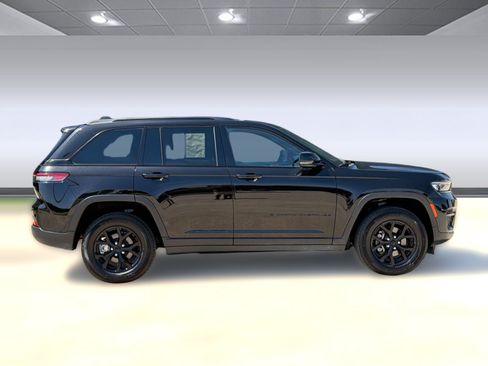 Used 2025 Jeep Grand Cherokee Altitude AWD/4WD image 8