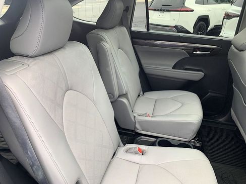 Used 2023 Toyota Highlander Platinum FWD image 19
