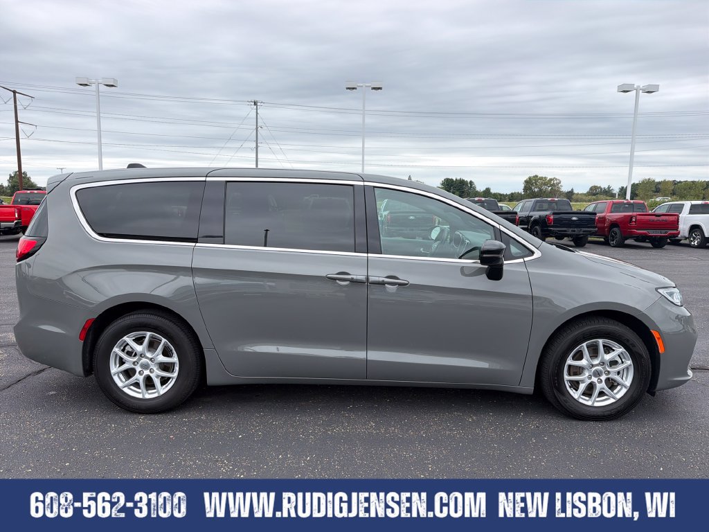 Used 2025 Chrysler Pacifica Select FWD image 6