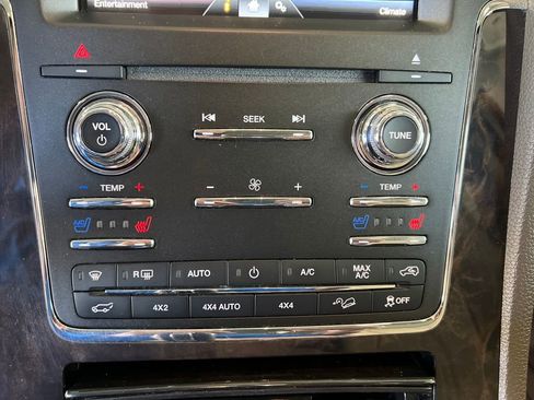 Used 2015 Lincoln Navigator 4WD image 21