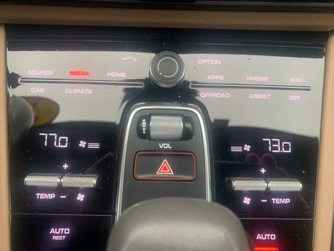 Used 2020 Porsche Cayenne image 25