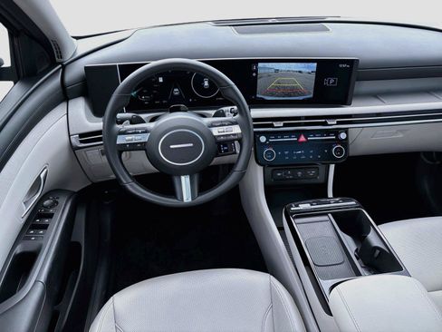 Certified 2025 Hyundai Tucson SEL AWD/4WD image 2