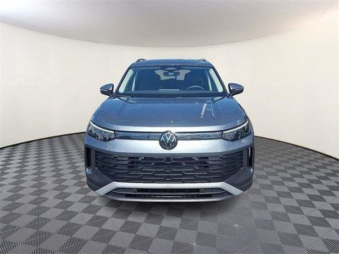New 2025 Volkswagen Tiguan SE image 2