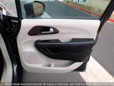 Used 2017 Chrysler Pacifica Touring-L Plus image 34