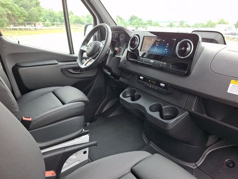 Used 2025 Mercedes-Benz Sprinter 2500 image 13
