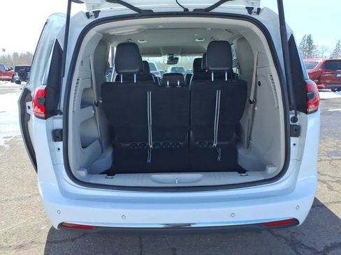 Used 2023 Chrysler Pacifica Touring-L FWD image 14