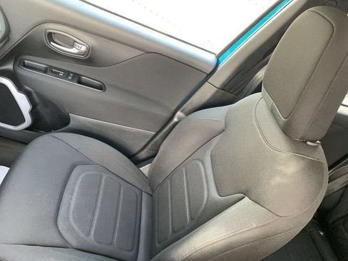 Used 2019 Jeep Renegade Latitude FWD image 28