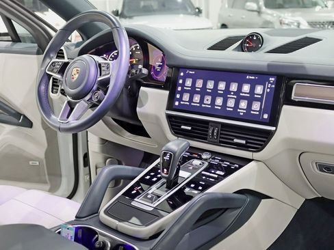 Used 2023 Porsche Cayenne Platinum Edition image 32
