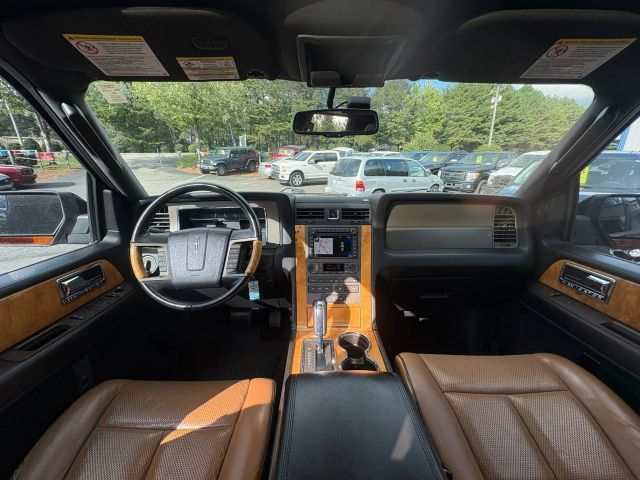 Used 2013 Lincoln Navigator 4WD image 18