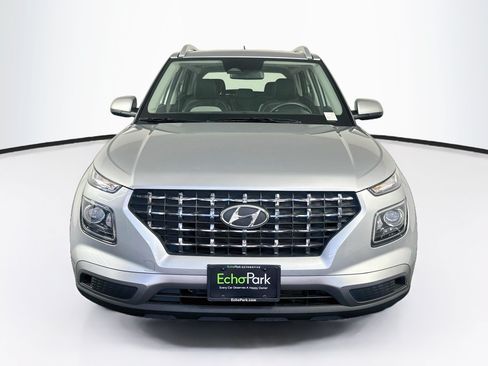 Used 2025 Hyundai Venue SEL FWD image 2