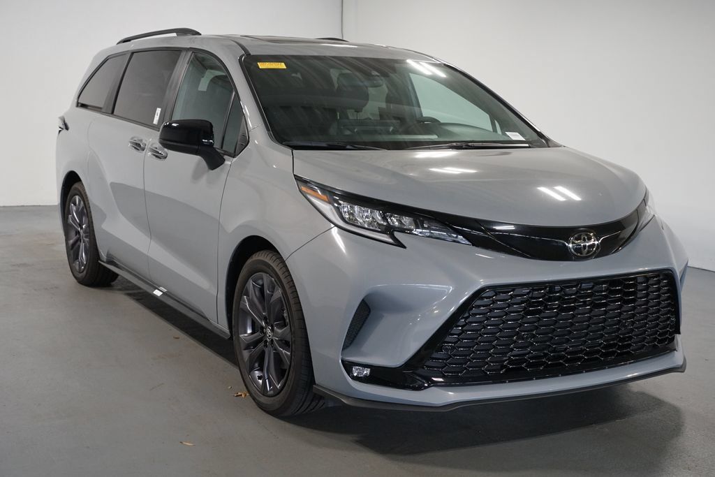 Used 2026 Toyota Sienna XSE FWD image 3