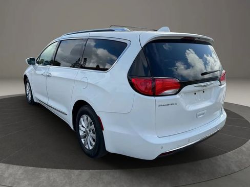 Used 2018 Chrysler Pacifica Touring-L FWD image 7