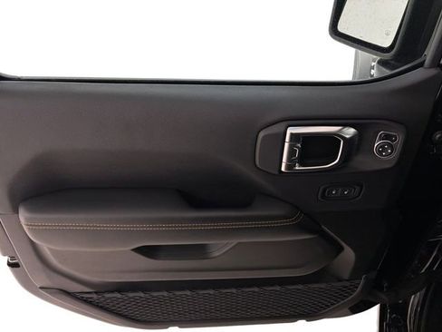 Used 2025 Jeep Wrangler Unlimited Sahara w/ Safety Group image 13