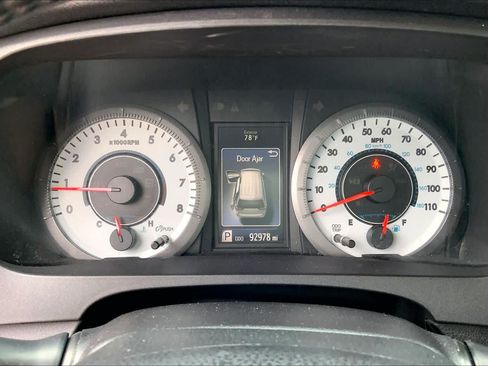 Used 2020 Toyota Sienna SE FWD image 24