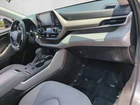 Used 2022 Toyota Highlander LE FWD image 21