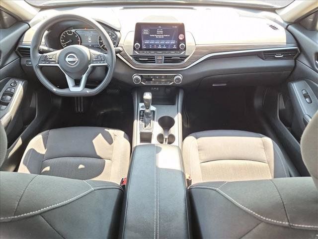 Used 2025 Nissan Altima 2.5 SV FWD image 15