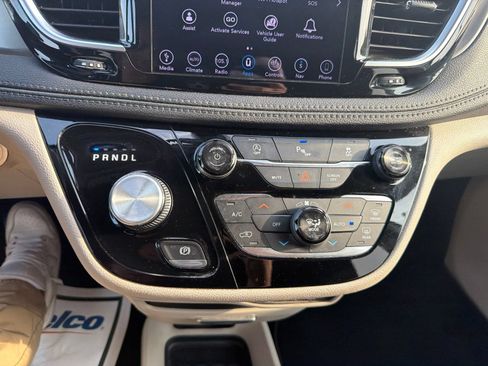 Used 2018 Chrysler Pacifica Limited FWD image 15