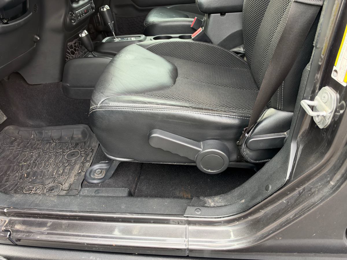 Used 2017 Jeep Wrangler Unlimited Sahara AWD/4WD image 21