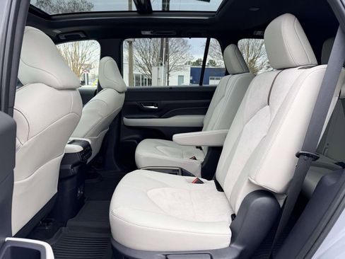 Certified 2025 Toyota Grand Highlander AWD Hybrid image 16