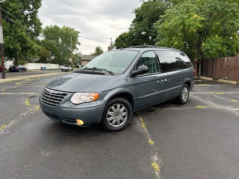Used 2005 Chrysler Town & Country Limited image 1