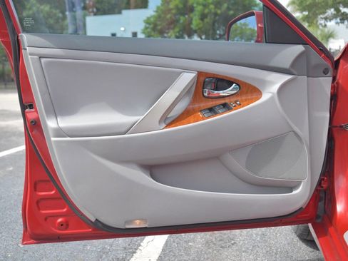 Used 2011 Toyota Camry XLE image 16