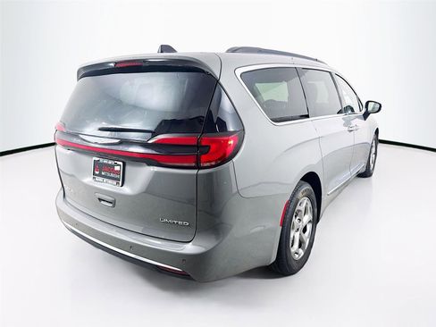 Used 2023 Chrysler Pacifica Limited FWD image 37