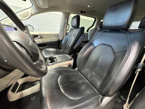 Used 2022 Chrysler Pacifica Touring-L FWD image 10