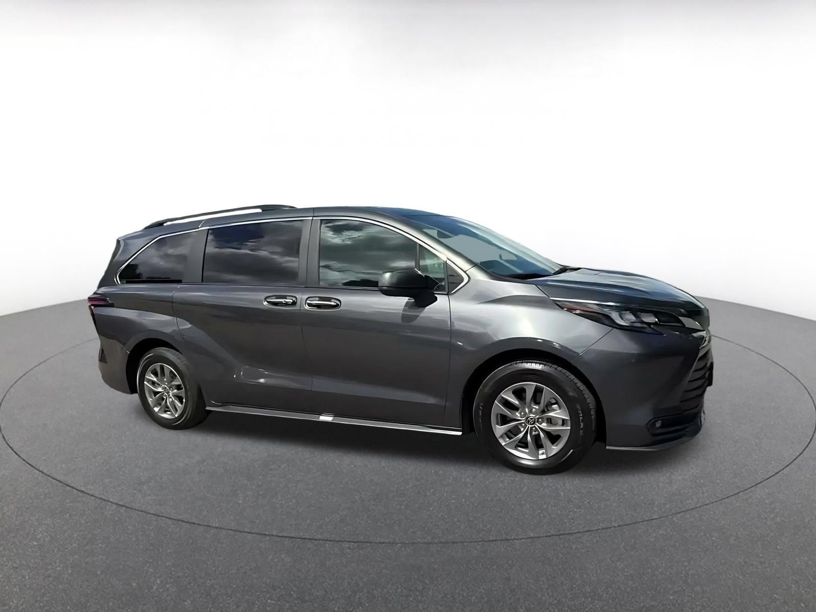 Used 2025 Toyota Sienna XLE FWD image 2
