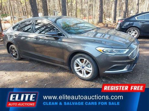 Used 2018 Ford Fusion SE w/ Fusion SE Technology Package image 2