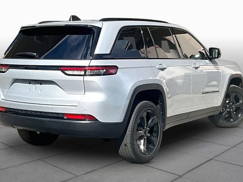 Used 2023 Jeep Grand Cherokee Altitude RWD image 13