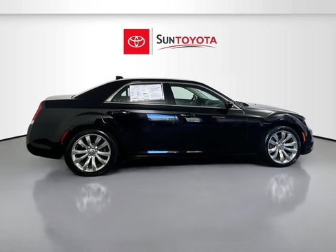 Used 2017 Chrysler 300 Limited image 2