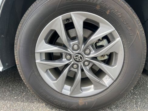 Used 2025 Toyota Sienna XLE image 9