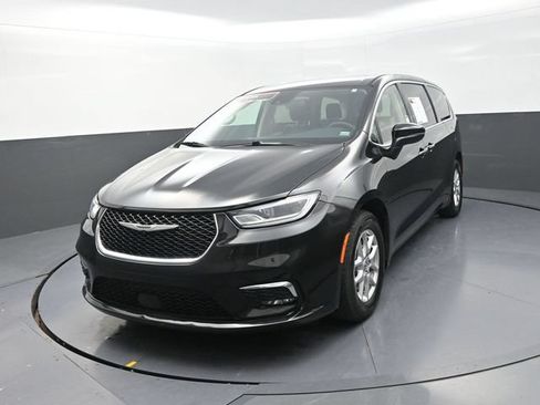 Used 2023 Chrysler Pacifica Touring-L FWD image 5