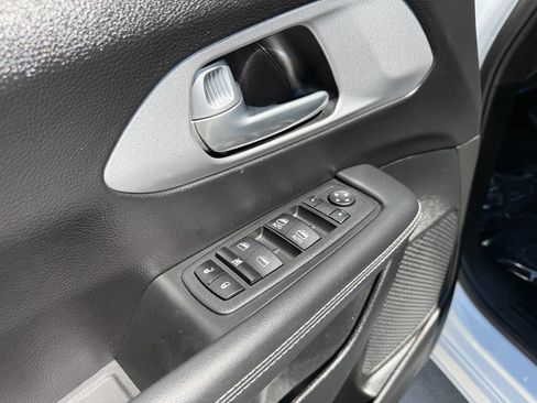 Used 2024 Chrysler Pacifica Touring FWD image 30