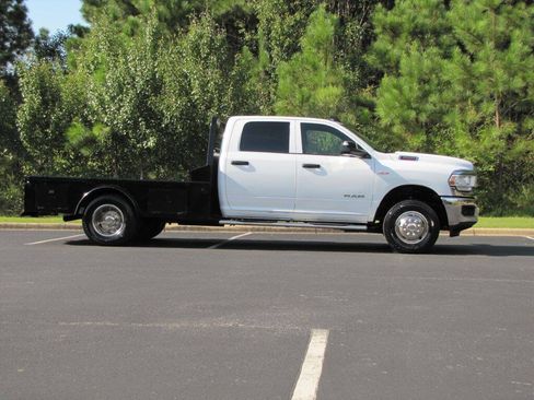 Used 2022 RAM 3500 Tradesman w/ Chrome Appearance Group AWD/4WD image 4