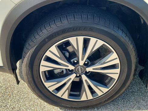 Used 2023 Nissan Rogue SV FWD image 7